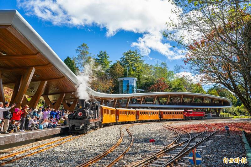 紐時以「搭乘古老車廂進入蒼鬱高山」為名，搭配影像，介紹阿里山的旅遊特色。（本報資料照）