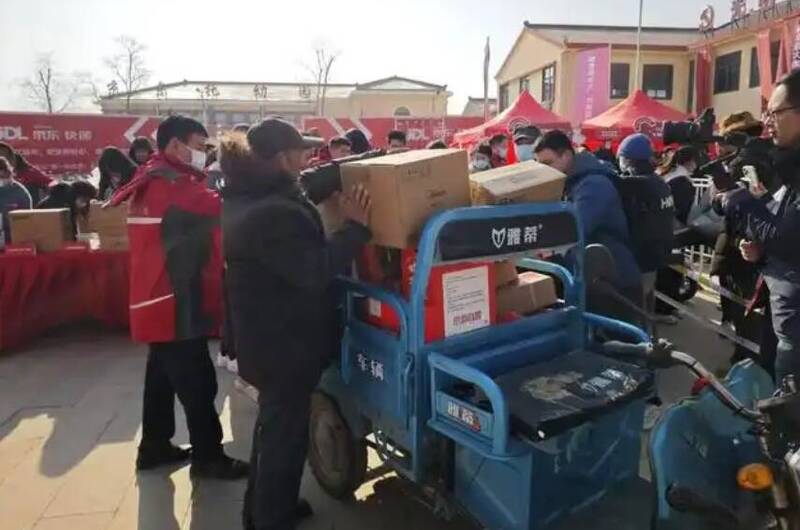 劉強東回到江蘇宿遷光明村老家發新年禮品。（翻攝自網路）