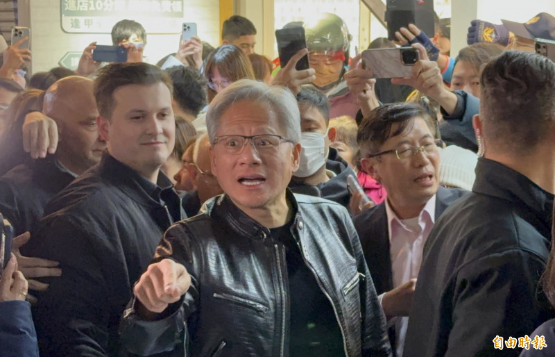 民眾爭相一睹黃仁勳風采，他要大家不要推。（記者蔡淑媛攝）