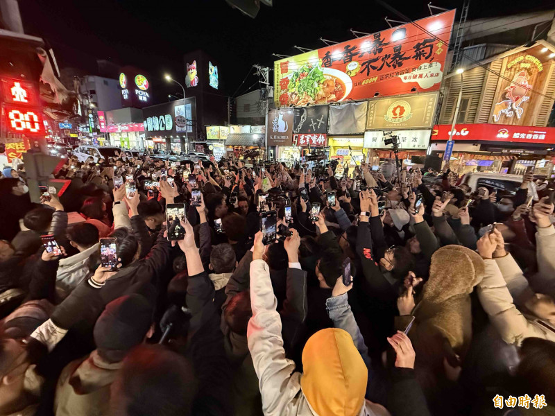 大批民眾湧進逢甲商圈，爭看黃仁勳。（記者蔡淑媛攝）
