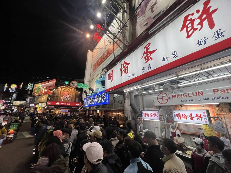 逢甲夜市擠滿人潮等待AI教父黃仁勳。（記者廖耀東攝）