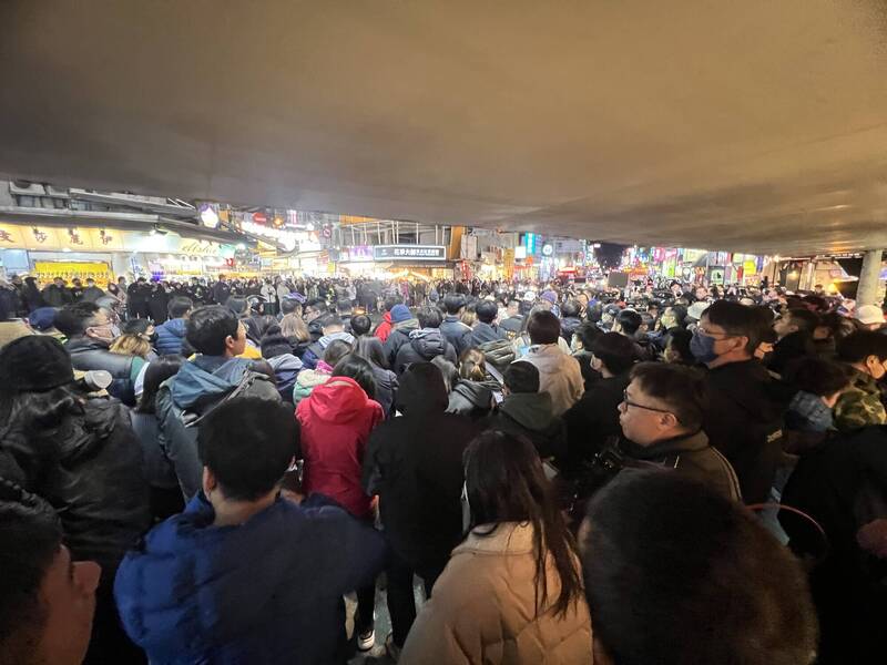 逢甲夜市擠滿人潮，想要一睹黃仁勳風采。（記者廖耀東攝）