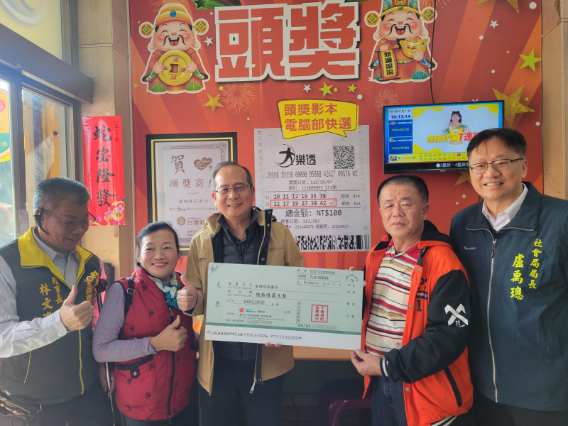 台彩總經理謝志宏（中）今天特地南下代表頭獎得主將66萬元頒給彩券行。（記者王姝琇攝）