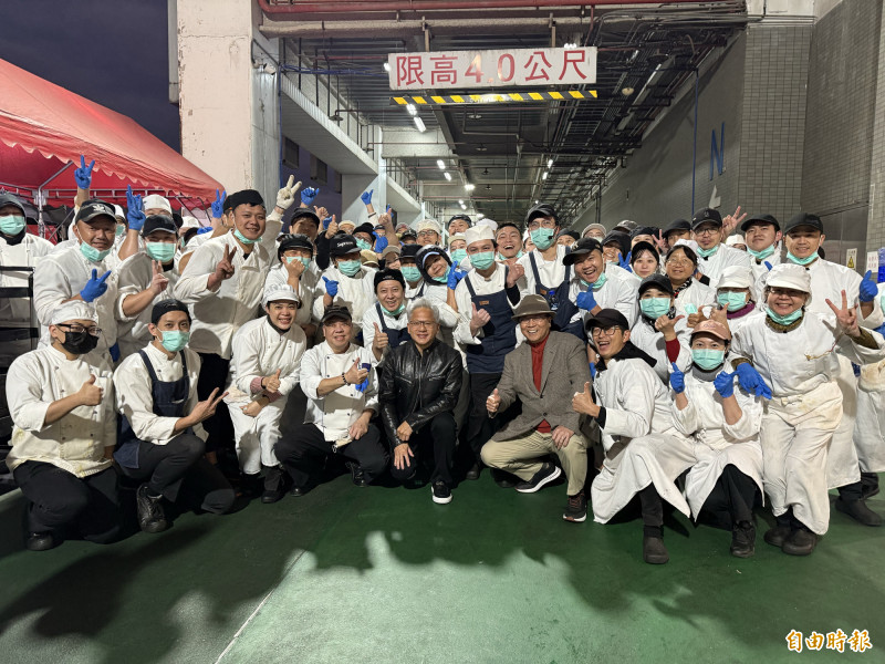 黃仁勳與負責晚宴的君品工作團隊合影留念。（記者方韋傑攝）