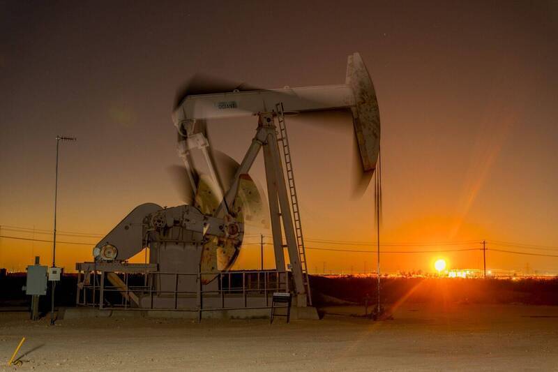 國際油價週五（17日）下跌。（彭博）