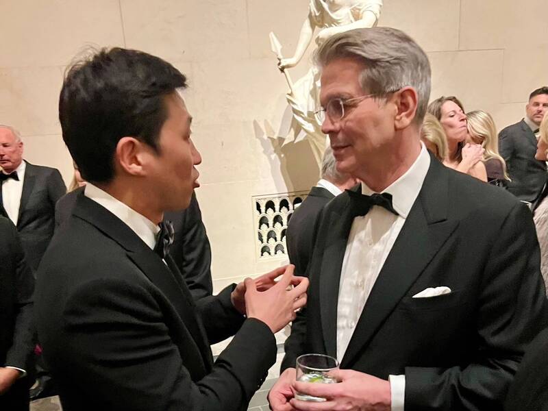 美商科技業Coupang酷澎創辦人暨執行長金範錫（Bom Kim）與美國財政部長貝森特（Scott Bessent）在川普就職活動合影。（圖片來源：活動參加者提供）