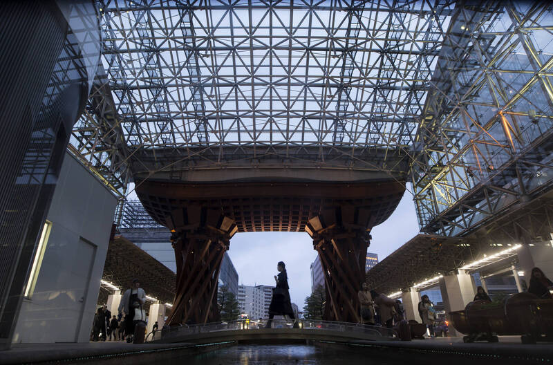 彭博日前推薦「7大隱藏旅遊地」 ，點出如果遊客喜歡京都但討厭人群，那麼金澤可能非常適合。（彭博）