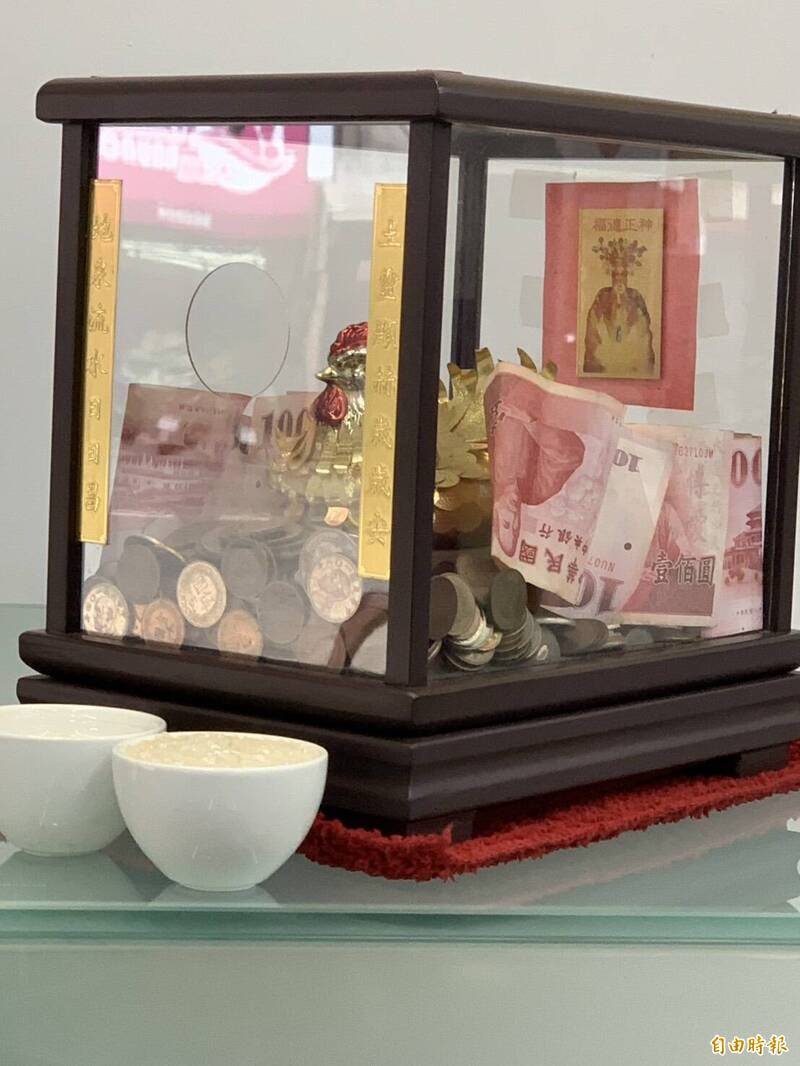埔心鄉「興鑫鑫來公益彩券行」店內供奉金雞。（記者湯世名攝）
