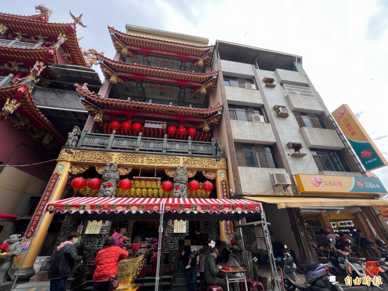 同日開出威力彩和大樂透貳獎的彩券行就在財神廟旁邊。（記者羅欣貞攝）