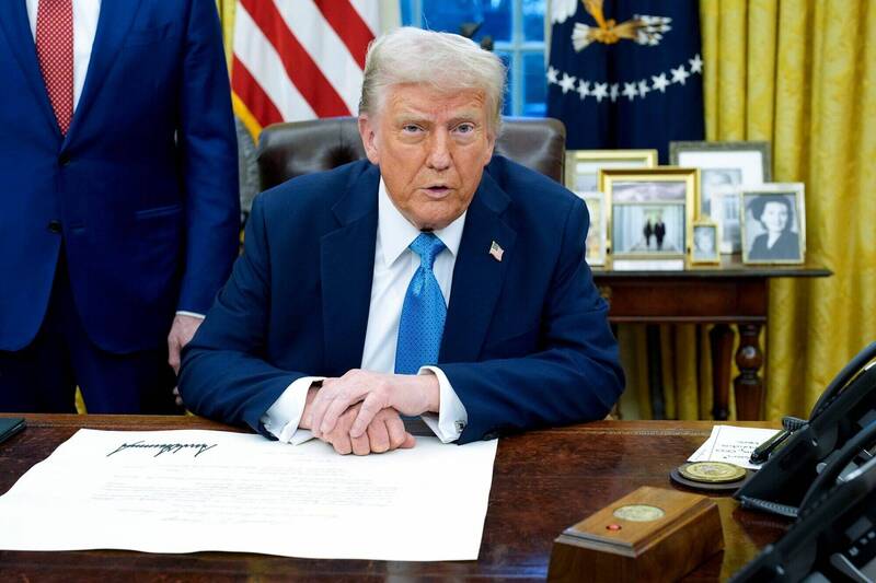 美國總統川普2月1日下令自4日起對加拿大、墨西哥與中國的輸美商品加徵關稅。圖為川普1月31日在白宮1場行政命令簽署典禮上發言。（彭博社）