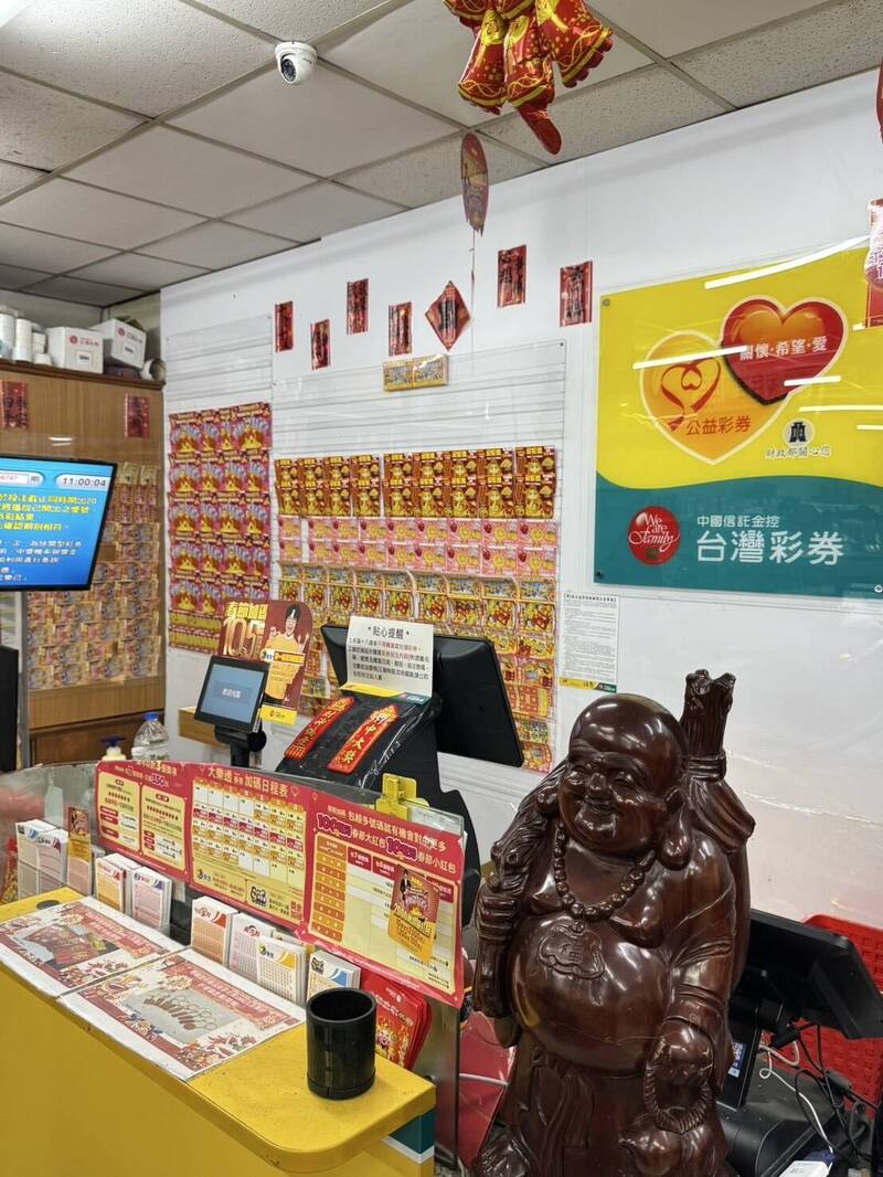 「家家福投注站」供奉財神爺。 （業者提供）