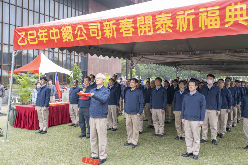中鋼董事長黃建智（前排）擔任主典官，帶領相關主管祈福。（中鋼提供）