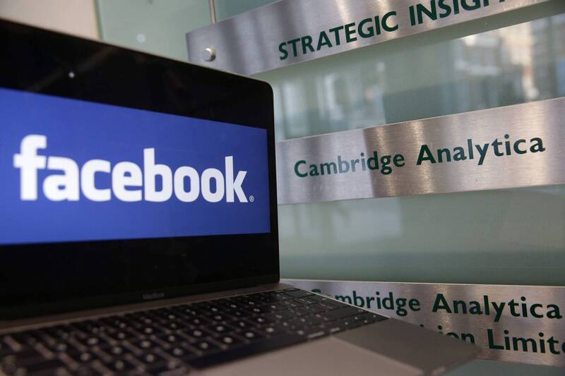 Facebook在2018年陷入劍橋分析數據醜聞，讓札克柏格陷入危機，結果庫克回說：「我根本不會讓自己陷入這種處境。」（法新社）