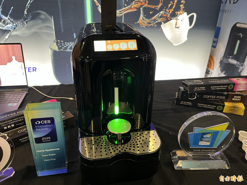 把空氣轉化水的咖啡機Kara Pod。（記者徐子苓攝）