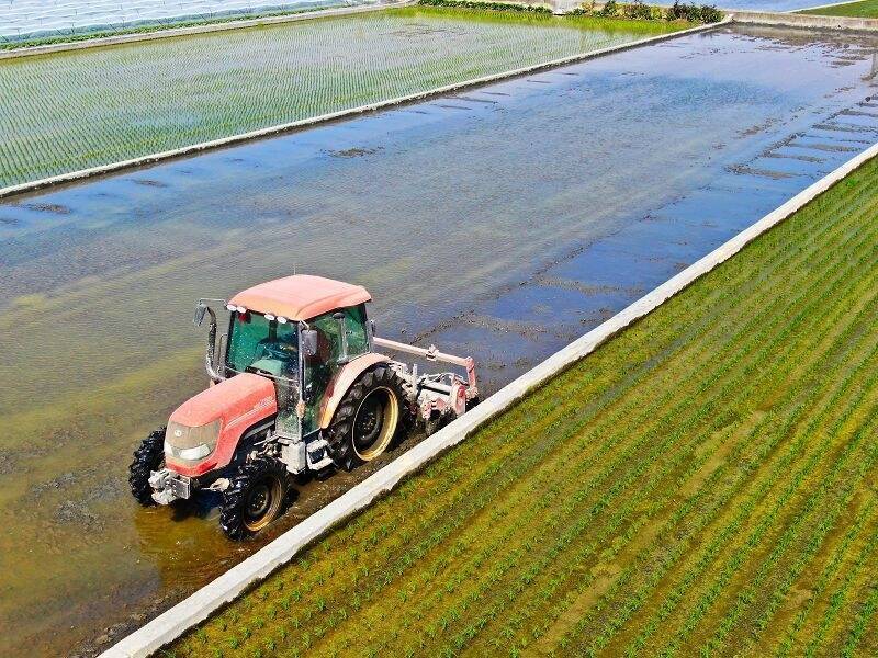 彰化縣政府標售農地重劃區抵費地，土地臨路、灌排水方便，地籍登記明確，適合作為農牧用途，滿足農業需求。（圖縣府提供）