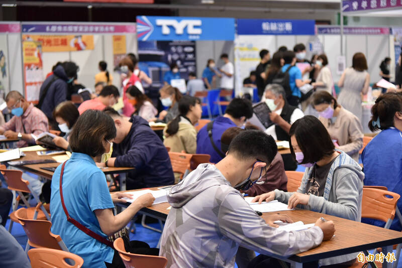 因應年後轉職潮，勞發署雲嘉南分署開發超過100家廠商提供上千個工作機會讓求職民眾選擇，詳細職缺可上台灣就業通網站查詢。（記者楊金城攝）
