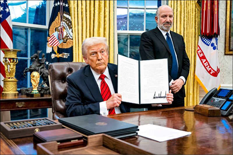 美國總統川普10日在白宮橢圓形辦公室簽署行政命令，對所有國家進口的鋼鋁產品徵收25%關稅，3月12日生效。圖右為美國商務部長提名人盧特尼克。（歐新社）