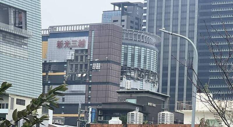 台中市新光三越百貨公司今天上午驚傳氣爆，現場滿目瘡痍。（記者廖耀東攝）
