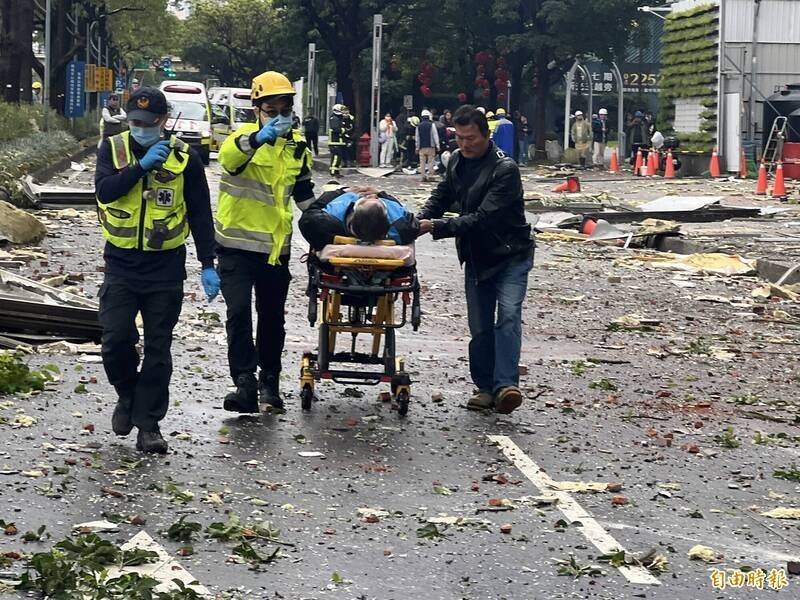 台中新光三越百貨公司今天上午驚傳氣爆，警消人員趕往搶救。（記者廖耀東攝）