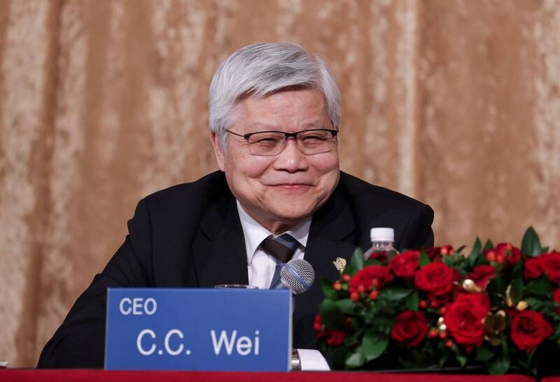 美媒稱,今年 1 月,台積電董事長魏哲家分別與美國準商務部長盧特尼克和英特爾臨時執行董事長耶里會面,討論如何合作。(彭博)