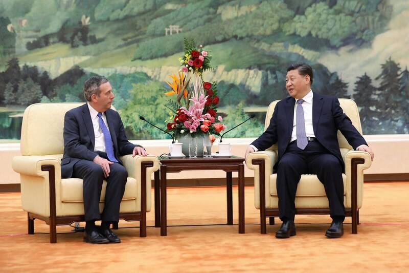 2019年，時任美國哈佛大學校長貝考（Lawrence Bacow）訪問中國，與中國國家主席習近平會面，並在北京大學發表演說。（資料照，法新社）