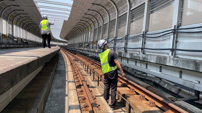 403地震致新北環狀線板新站至中原站間鋼箱梁位移。（新北捷運公司提供）