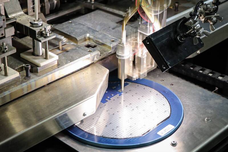 光阻劑是半導體製造的關鍵材料，用於在矽晶圓（wafer）上形成微細電路。（法新社）