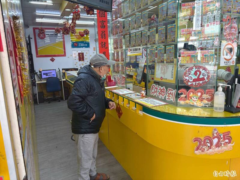 彩券行開出頭獎後，吸引許多民眾購買彩券沾沾喜氣。（記者陳奕劭攝）