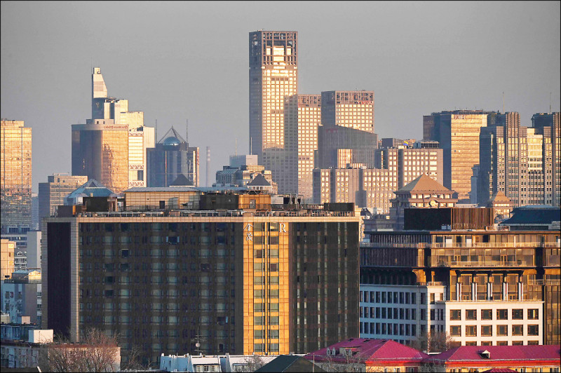 今年中國商辦市場仍面臨下跌壓力,主因美中之間的緊張局勢導致外資企業紛紛撤出,去年第四季北京商辦空置率達21%。(法新社資料照)