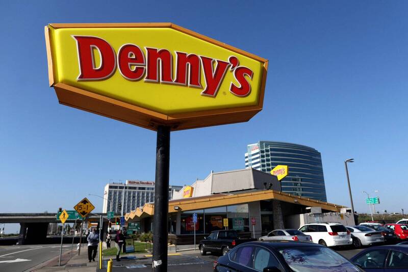 美雞蛋價格暴漲！連鎖餐廳Denny\'s 宣布對含蛋餐點額外收費 - 自由財經