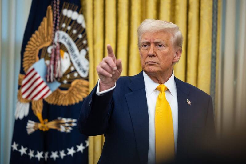 美國總統川普（Donald Trump）今（25日）呼籲重啟具爭議的美加輸油管計畫「基石XL（Keystone XL）」，並承諾政府將「輕鬆批准，幾乎立即可開工！」（歐新社）