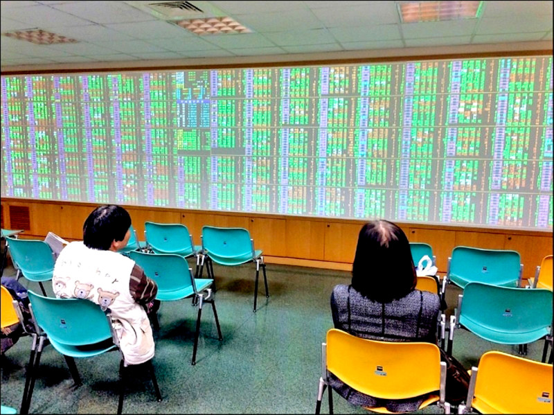 受費半指數大跌拖累，台積電等電子權值股紛紛走弱，終場加權指數下跌279.59點、以23285.72點作收，跌破月線。（資料照）