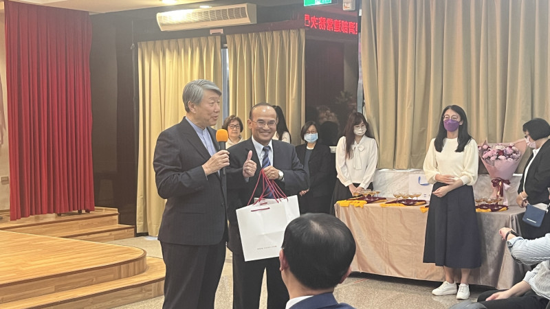 經濟部今為次長連錦漳舉辦歡送會，郭智輝給予祝福。（記者廖家寧攝）