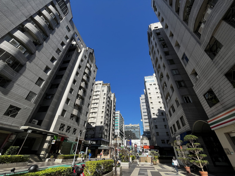 房仲全聯會發布最新民調結果，有21.3%受訪者今年會減少房地產配置。（記者徐義平攝）