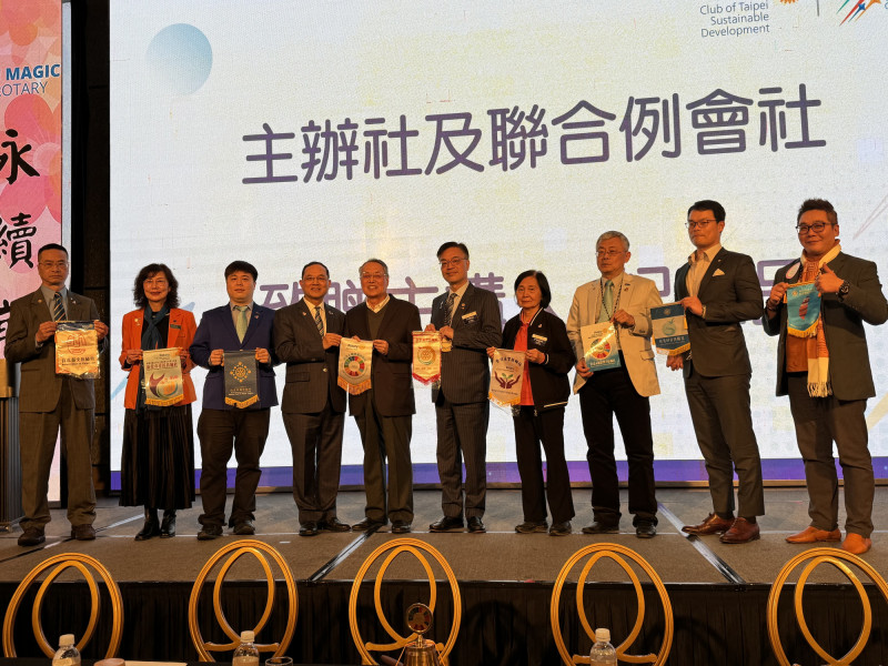 台北永續發展扶輪社今日主辦「公益服務與社會影響力論壇」，宏碁集團創辦人施振榮（左五）發表專題演講。（台北永續發展扶輪社提供）