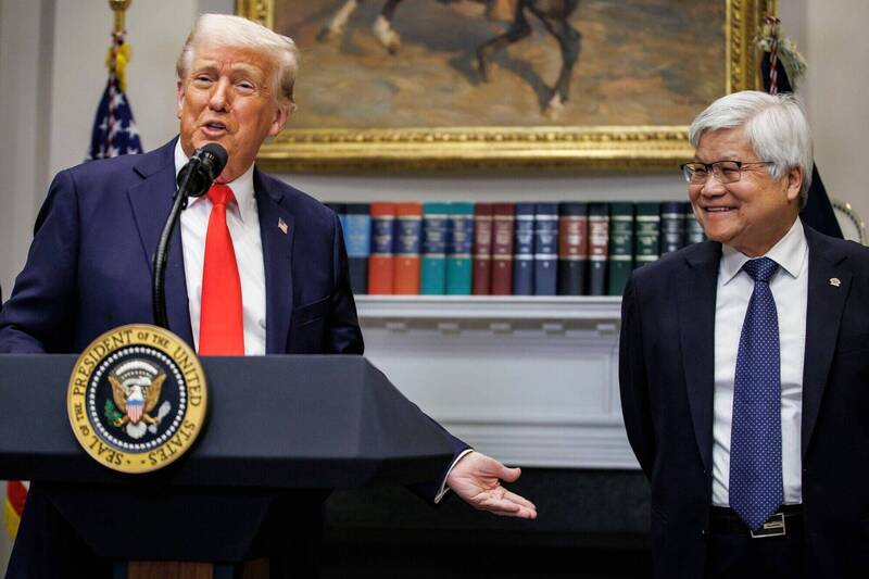 美國總統川普3日在白宮與台積電董事長暨總裁魏哲家，宣布台積電將在美國再投資1000億美元。（彭博）