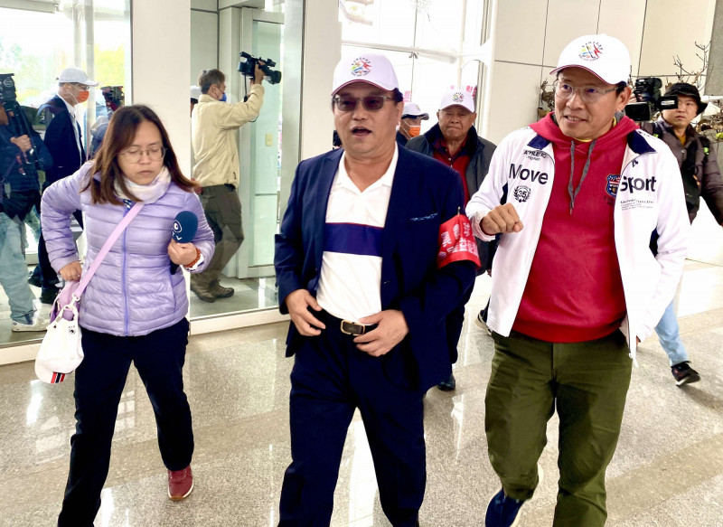 興農高爾夫球場會員權益促進會長陳永豐（中），率10名會員與興農育樂談判。（記者黃旭磊攝）