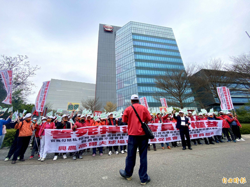 興農高爾夫球場會員在台積電15A廠外高鳴喇叭。（記者黃旭磊攝）