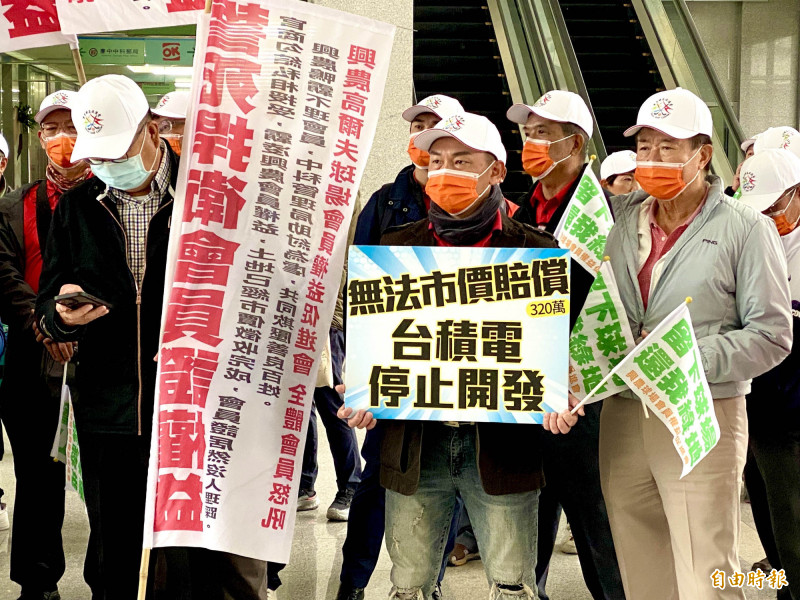 興農高爾夫球場會員要求台積電保留綠地。（記者黃旭磊攝）