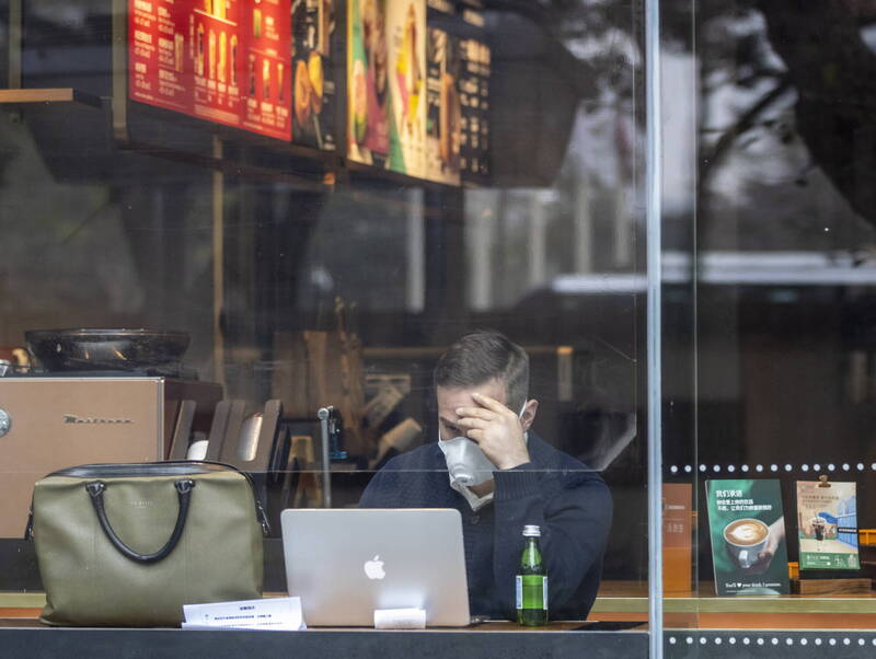與中國多數飲料品牌不同，星巴克門市有寬敞的店面和沙發座位，經常被當作專業人士會面談生意、學生讀書或是消費者購物完休息的場所。（歐新社資料照）