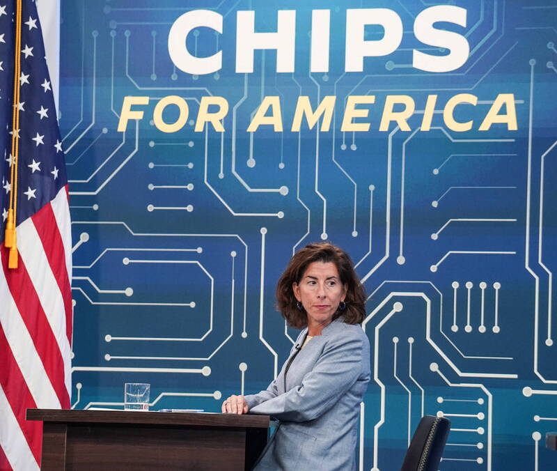 拜登政府的《晶片法案》（CHIPS Act），其實際進展並不如表面風光。圖為時任美國商務部長的雷蒙多（Gina Raimondo）。（歐新社）