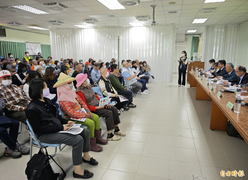 市府與立委郭國文舉辦再度前進災區舉辦說明會，針對稅務減免、租金補貼、貸款優惠等問題。（記者吳俊鋒攝）