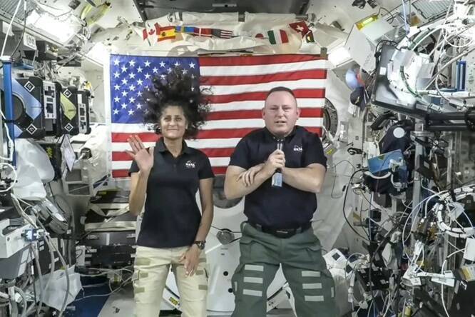 美國太空人魏勒摩爾（Barry Wilmore，圖右）和威廉斯（Sunita Williams，圖左）。（美聯社）