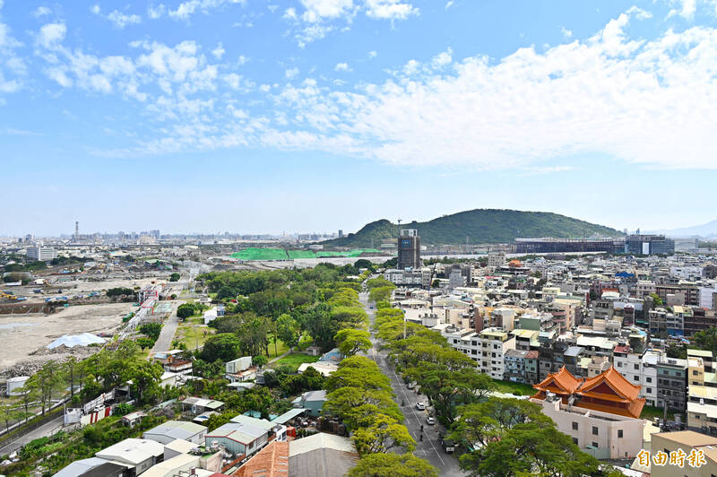 楠梓台積電廠域與鄰近住宅區。（記者李惠洲攝）