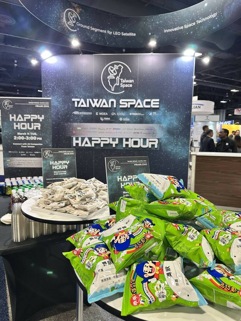 國家太空中心（TASA）參展全球最大規模國際太空衛星展會Satellite 2025，打造「台灣形象館（Taiwan Space），甚至擺出讓設備安定、良率提高的「神秘力量」－「綠色乖乖」零食包，向國際展現台灣特色。（國家太空中心提供）