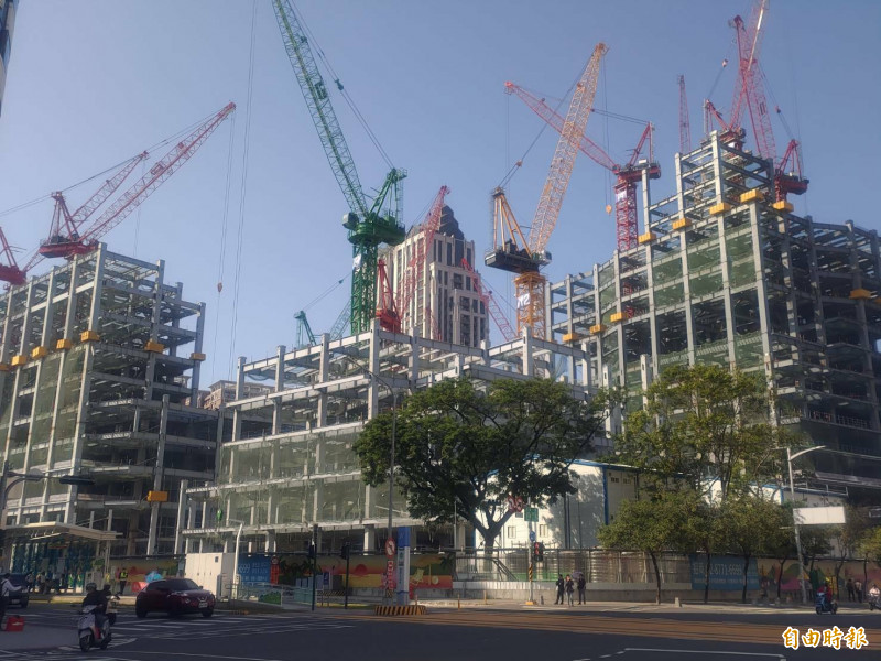 高雄好過日評析高雄百貨呈現「3強5中諸小」態勢，看好興建中的漢神凹子底深具挑戰潛力，未來三大可能變四大。（記者王榮祥攝）