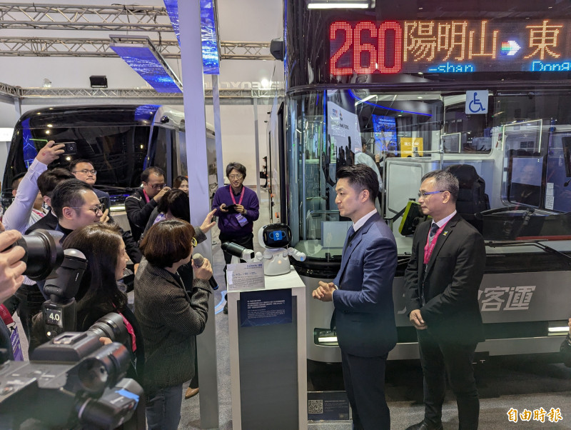 台北市長蔣萬安（右2）參觀鴻海集團展區。（記者林承鴻攝）