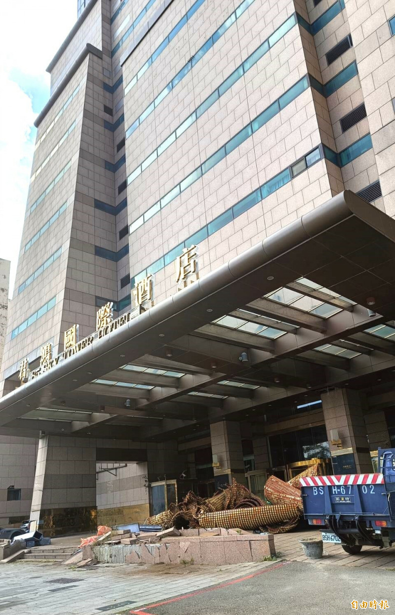 海霸王集團接手後，去年初起開始拆除原本君鴻酒店的內裝，目前仍在進行中。（記者葛祐豪攝）