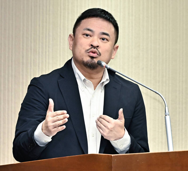 勞動部長洪申翰日前說因為立法院刪凍預算，導致育嬰留停津貼會發不出來，引發爭議。（資料照）