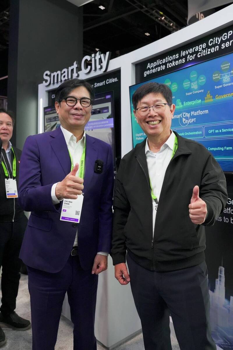 陳其邁（左）參觀GTC 2025大會鴻海展區，與鴻海董事長劉揚偉（右）合影。（高市府提供）